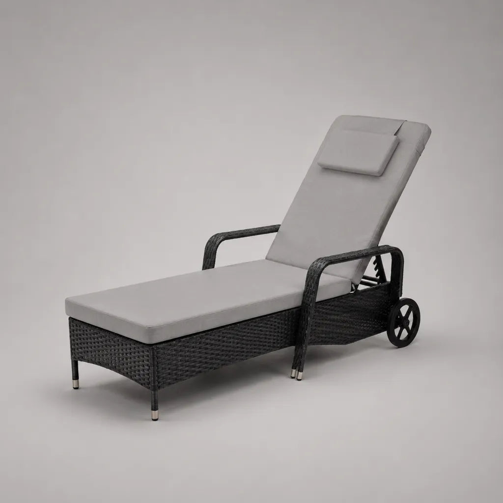 Gartenliege mit Rollen und verstellbarer Rückenlehne, Rattan, Stahl und Polyesterauflage, Schwarz/Grau, 200 × 68 × 95 cm